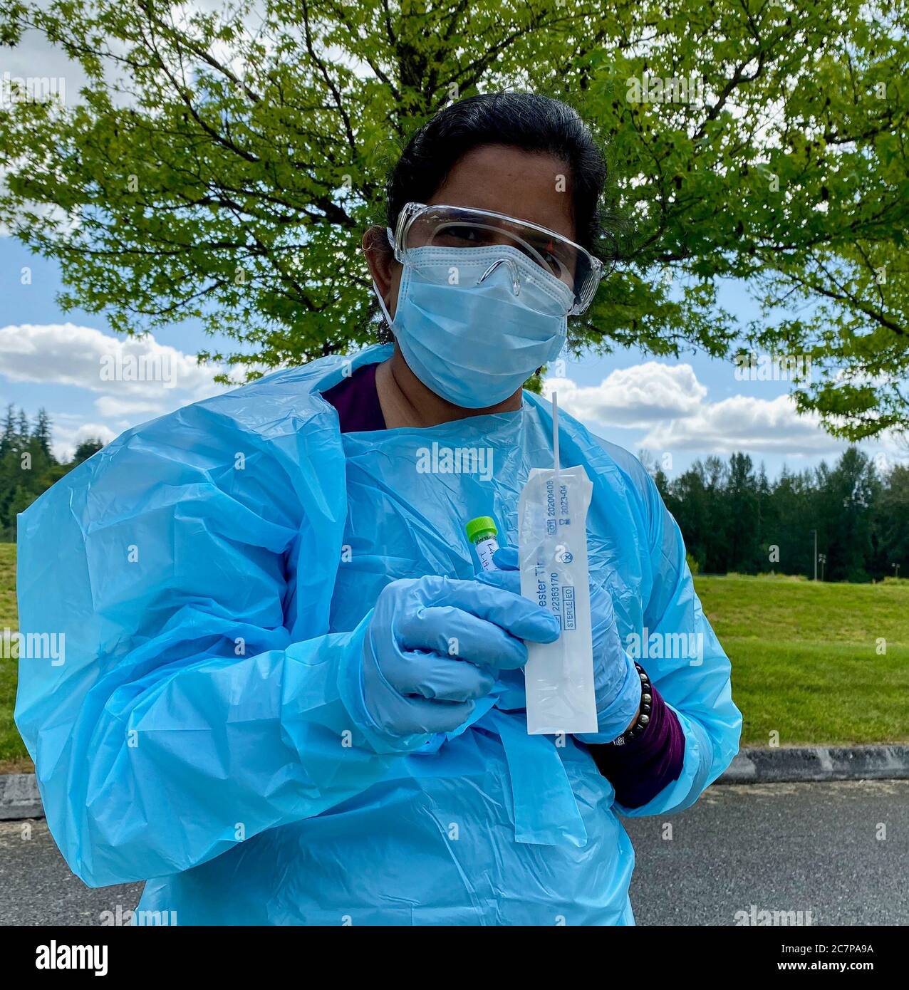 Everette, Washington, États-Unis. 6 juillet 2020. Le site de test Drive-up Covid-19 au parc McCollum à Everette, dans le comté de Snohomish, dans l'État de Washington, a pour patients d'administrer eux-mêmes le test nasal comme les infirmières l'instruit par la fenêtre de voiture. Les rendez-vous sont en ligne et les résultats prennent 24-72 heures. Crédit : Amy Katz/ZUMA Wire/Alay Live News Banque D'Images