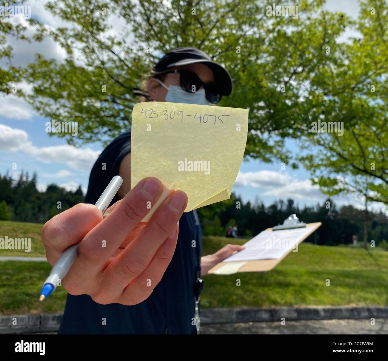 Everette, Washington, États-Unis. 6 juillet 2020. Le site de test Drive-up Covid-19 au parc McCollum à Everette, dans le comté de Snohomish, dans l'État de Washington, a pour patients d'administrer eux-mêmes le test nasal comme les infirmières l'instruit par la fenêtre de voiture. Les rendez-vous sont en ligne et les résultats prennent 24-72 heures. Crédit : Amy Katz/ZUMA Wire/Alay Live News Banque D'Images