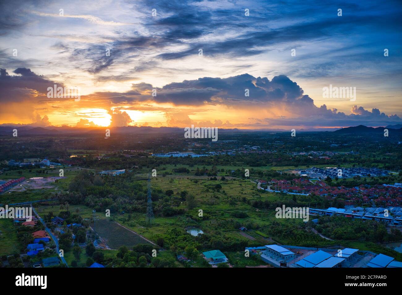 Cette photo unique montre le paysage arrière de Hua Hin en Thaïlande pendant un coucher de soleil avec un grand ciel. Vous pouvez également voir une chaîne de montagnes à l'arrière. Banque D'Images