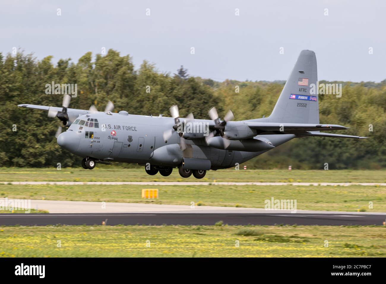 EINDHOVEN, PAYS-BAS - 22 JUIN 2018 : AVION de transport Hercules C-130H DE LA US Air Force Lockheed à partir de la 94e Escadre Airlift atterrissant sur la base aérienne d'Eindhoven. Banque D'Images