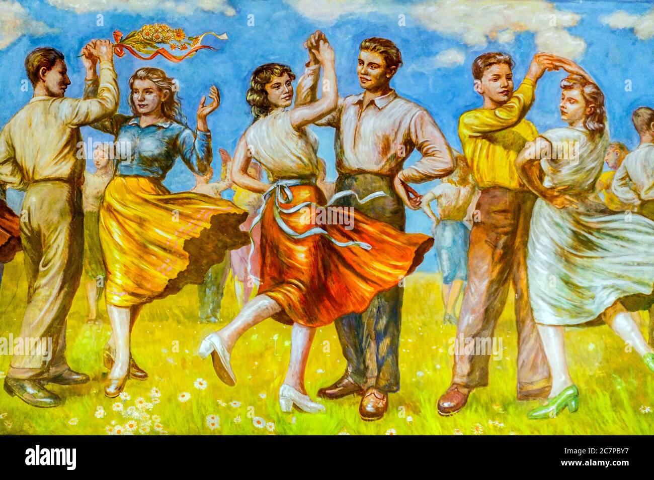 Danse des gens, peinture murale du début des années 50 style du réalisme socialiste, art communiste à la Maison de la culture, Ostrov nad Ohri, République tchèque Banque D'Images