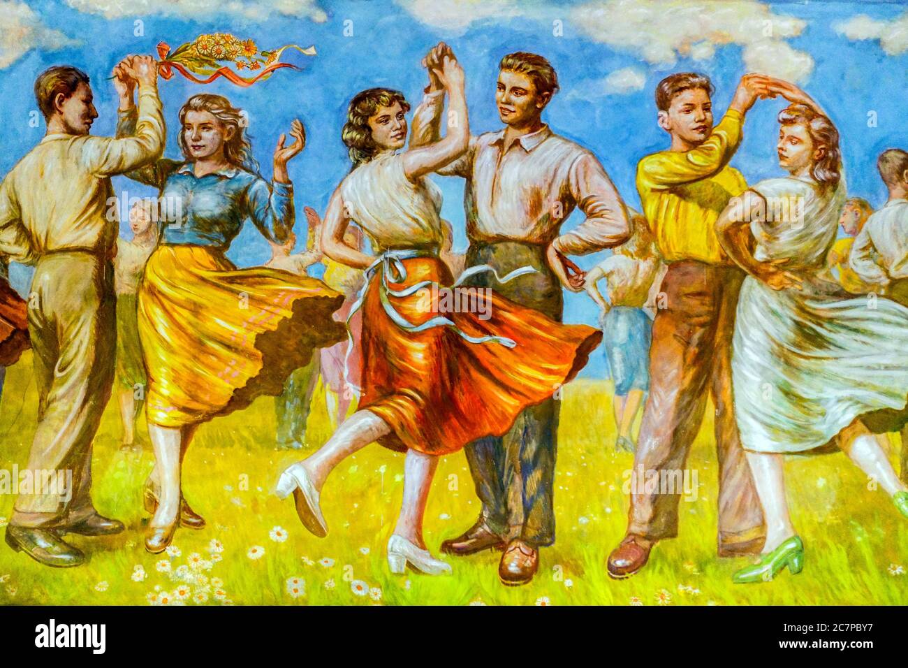 Danse populaire, peinture murale du style de réalisme socialiste du début des années 50, art communiste à la Maison de la Culture, Ostrov nad OHRI République tchèque Banque D'Images