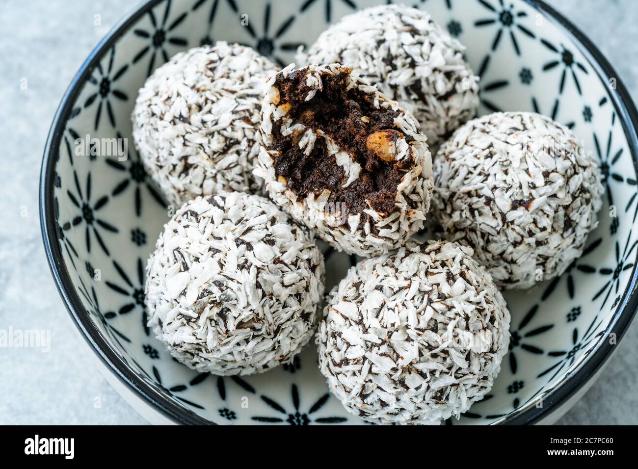 Collations biologiques saines collagène chocolat boules de cacao avec poudre  de noix de coco / sans gluten pour le régime Paleo. Prêt à manger Photo  Stock - Alamy