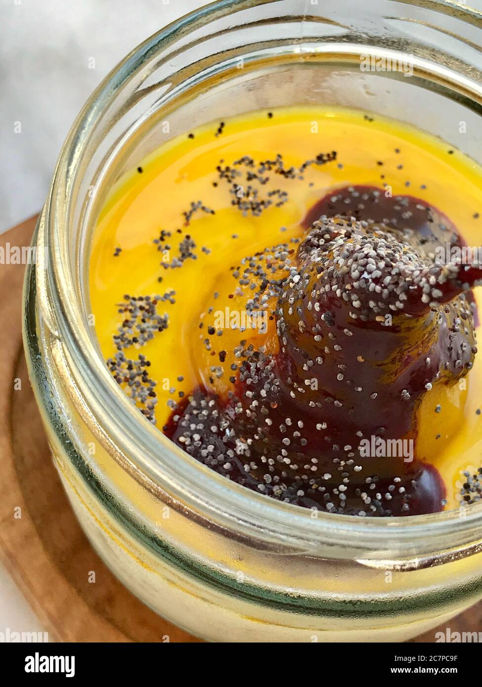 Dessert de pudding au lait de style turc avec du carthame, du poire, du salep / du sahlep et des graines de coquelicot en pot. Plat traditionnel. Banque D'Images
