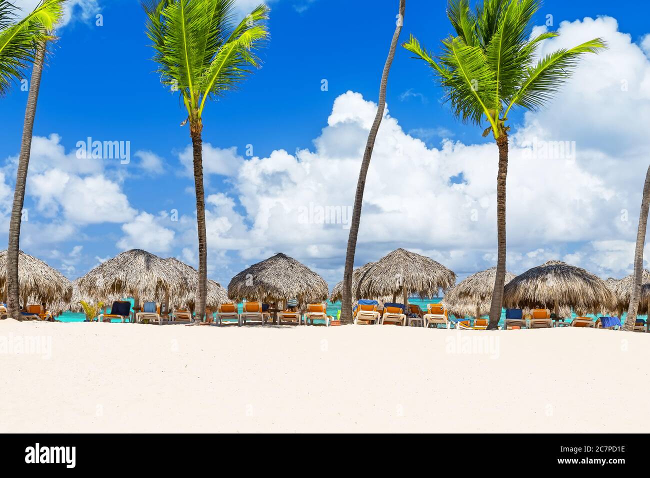 Belle plage de sable blanc d'un complexe de luxe à Punta Cana, République Dominicaine Banque D'Images