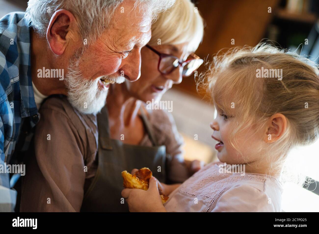 Heureux grands-parents de s'amuser avec des enfants à la maison Banque D'Images