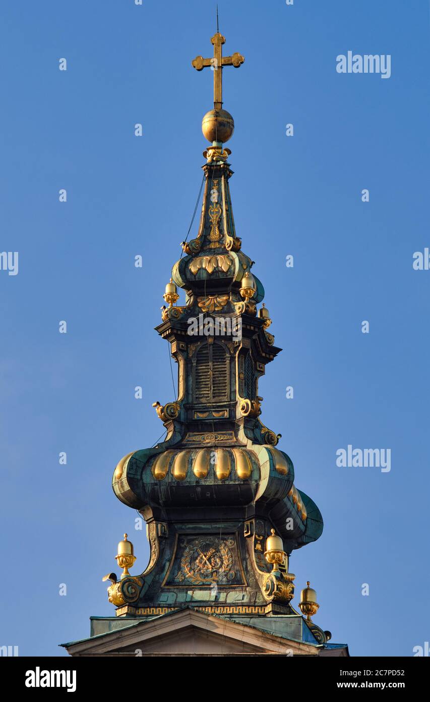 Belgrade / Serbie - 15 février 2020 : clocher de l'église de la cathédrale Saint-Michel l'Archange, église orthodoxe serbe dans le centre de Beltr Banque D'Images