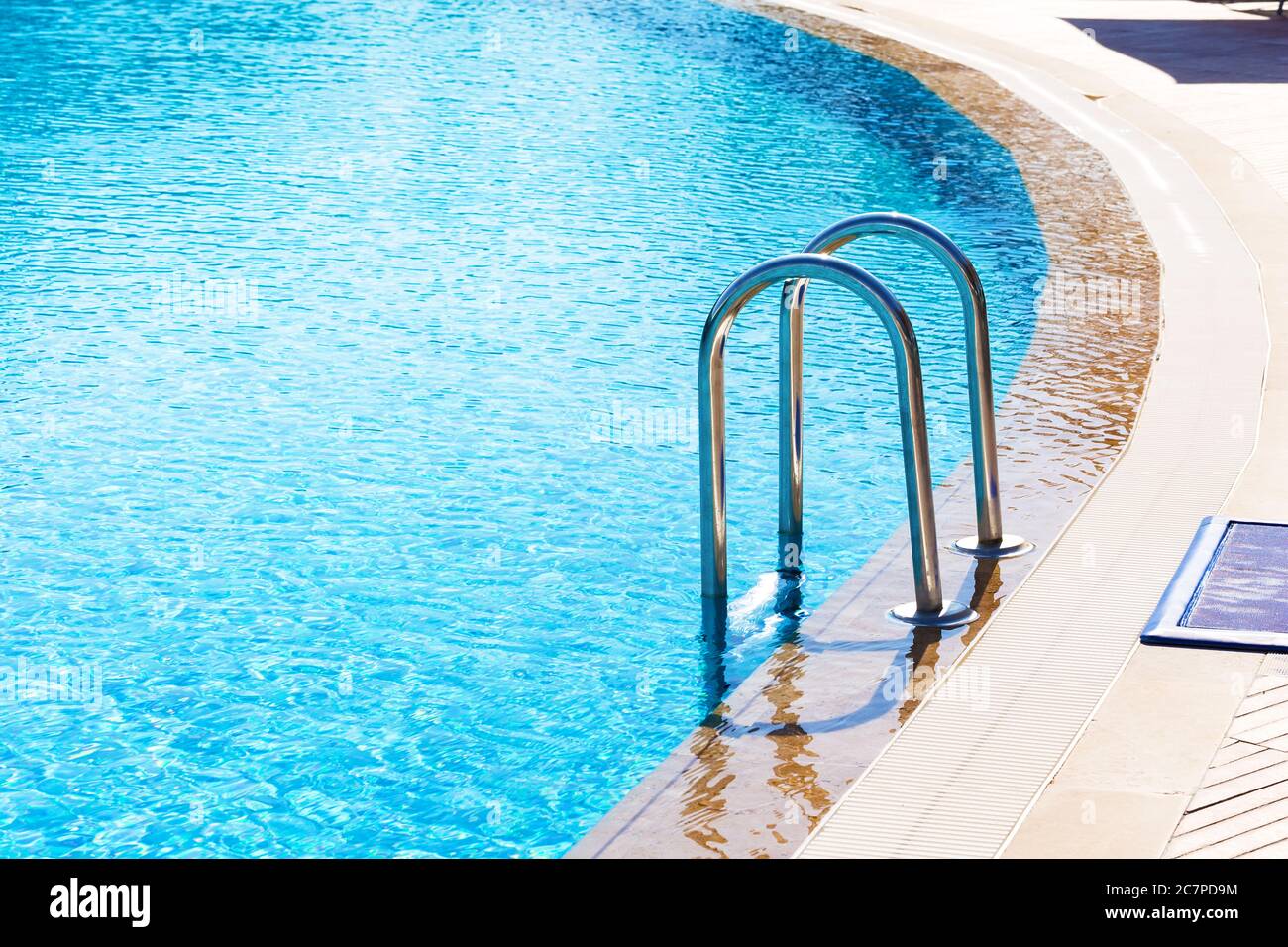 Piscine bleue avec escalier à l'hôtel de luxe Banque D'Images