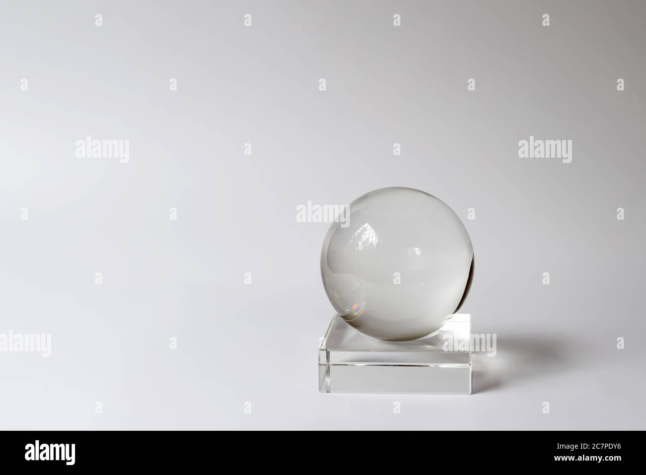 Boule de cristal, boule de verre sur un support. Intérieur, décoration d'intérieur. Formes simples. Concept de minimalisme et d'équilibre, espace de copie pour votre conception. Banque D'Images