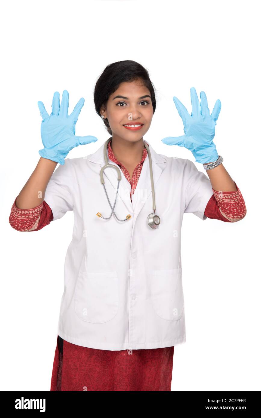 Femme médecin porte des gants médicaux. Banque D'Images