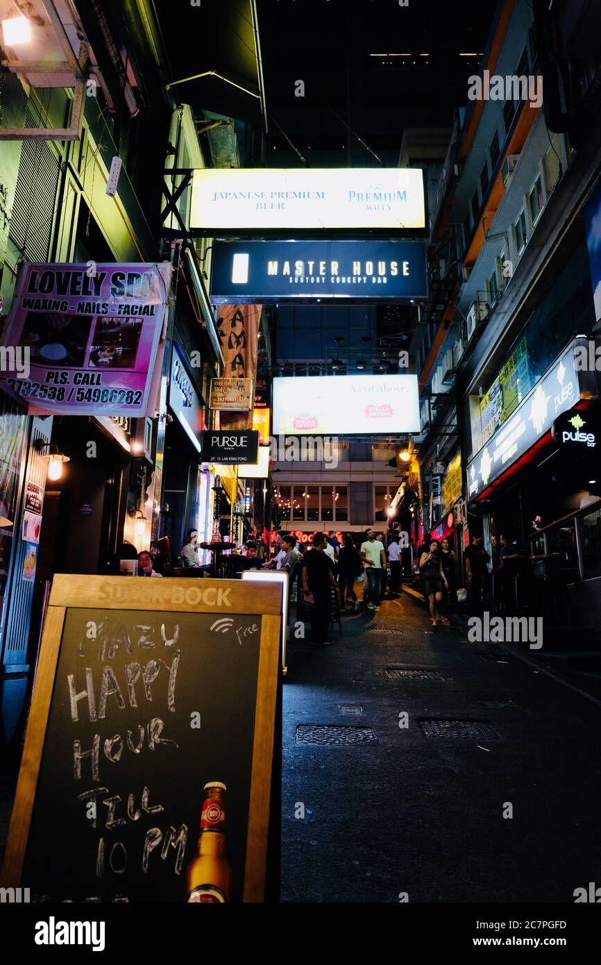 LAN Kwai Fong (LKF) la nuit. Quartier populaire de Central pour boire, prendre un verre et manger. Lumières colorées au néon de la rue du bar. Banque D'Images