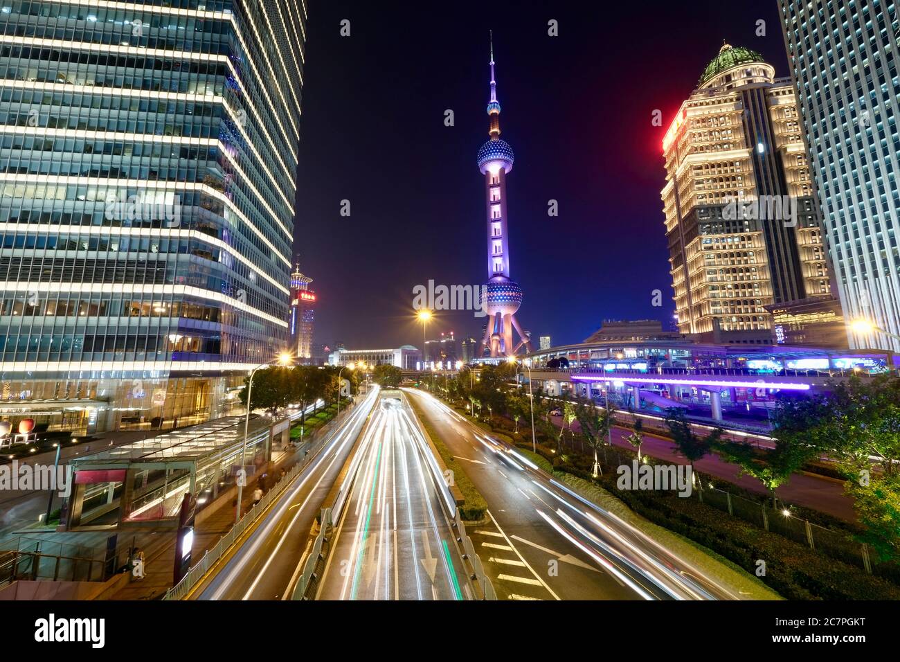 Scène aérienne nocturne de la région de Lujiazui dans le quartier de Shanghai Pudong. Centre financier de la Chine. Bâtiments de bureaux et monument brillants. Exposition longue Banque D'Images