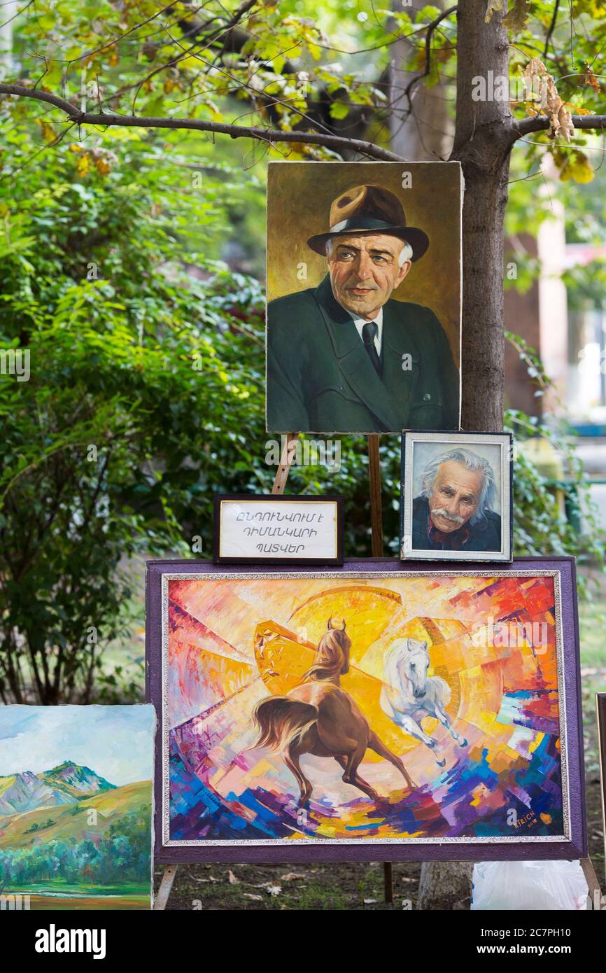 Le parc Martiros Saryan, nommé d'après un artiste éminent, est un centre de vente d'art local à Erevan Arménie. Banque D'Images