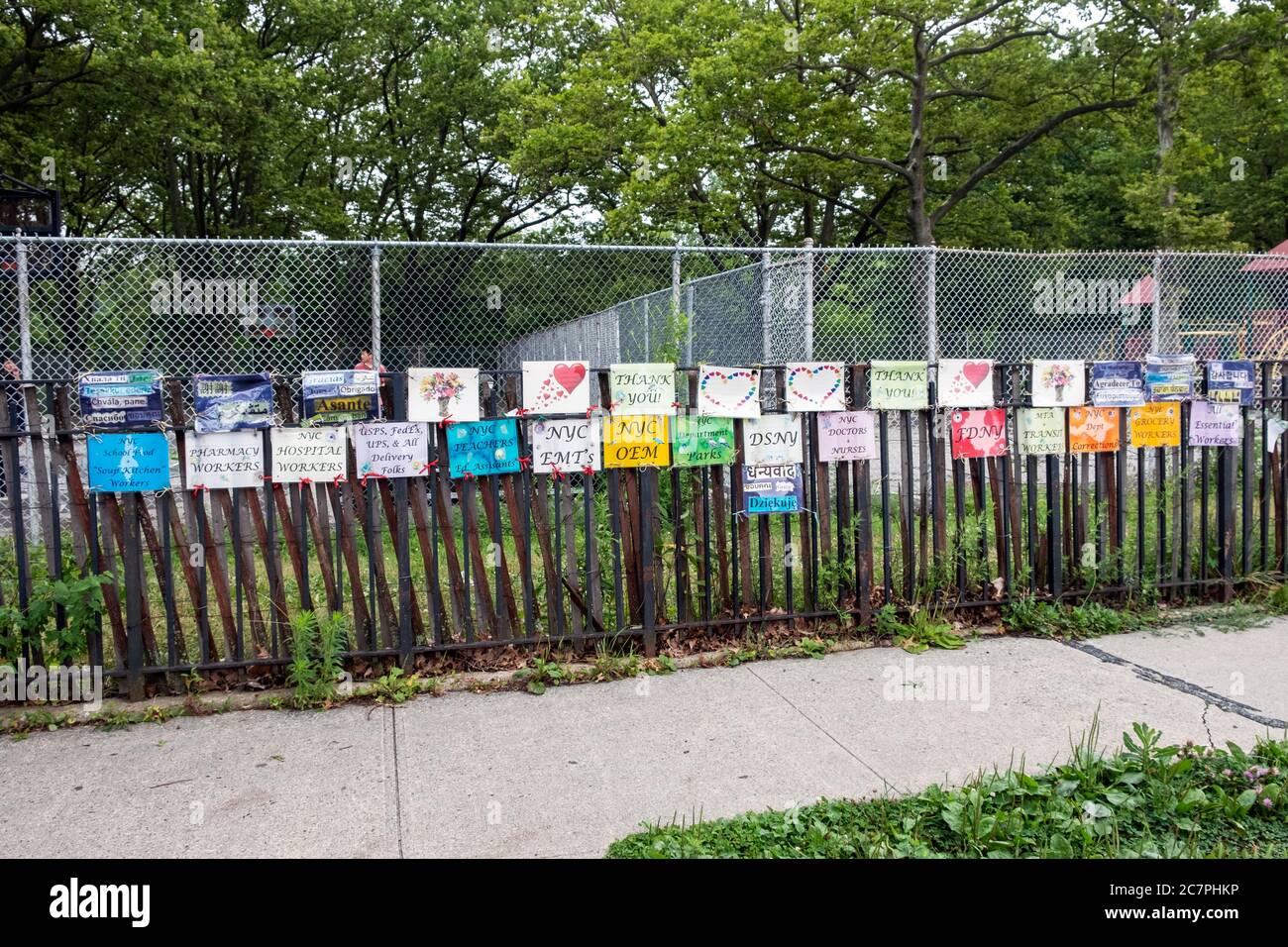 Signe dans plusieurs langues différentes remerciant les travailleurs essentiels pour leurs services pendant la pandémie du coronavirus. À Flushing, Queens, New York. Banque D'Images