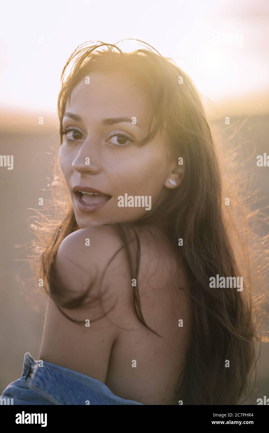 Mise au point sélective d'une belle femme posant pour la caméra Banque D'Images