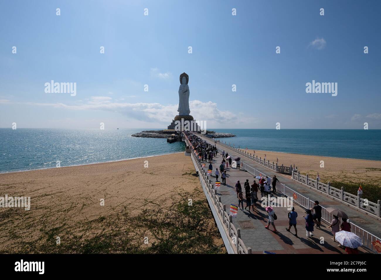 Les touristes marchent le long du pont pour offrir de l'encens à la statue Sainte de Nanshan Guanyin géante à trois côtés pendant le Festival de printemps.Grande Déesse de la Miséricorde sur la mer Banque D'Images