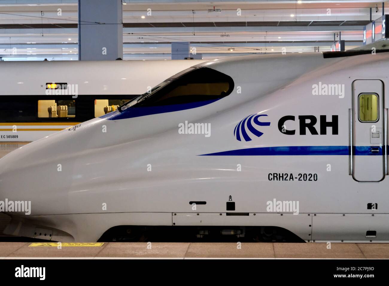 Vue de près de la locomotive de train à grande vitesse China Railway à la gare de Shanghai Hongqiao. En forme de puce Banque D'Images