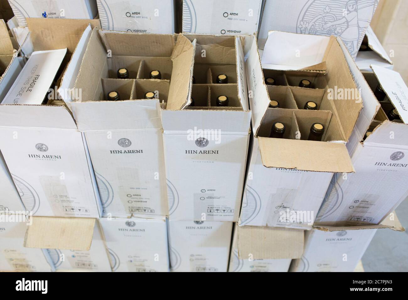 Fûts et bouteilles prêts à l'exportation au vignoble Hin Areni, à quelques heures au sud d'Erevan en Arménie. Banque D'Images