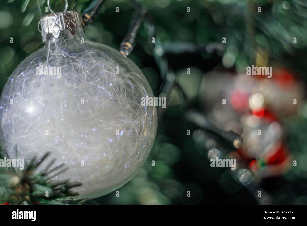 Carte Christmass, mettez votre texte sur la boule rempli de plumes blanches wiyh Banque D'Images