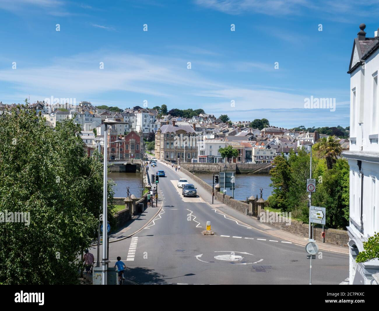 BIDEFORD, DEVON, Royaume-Uni - JUILLET 12 2020 : vue sur le long Bridge depuis East-the-Water. Banque D'Images