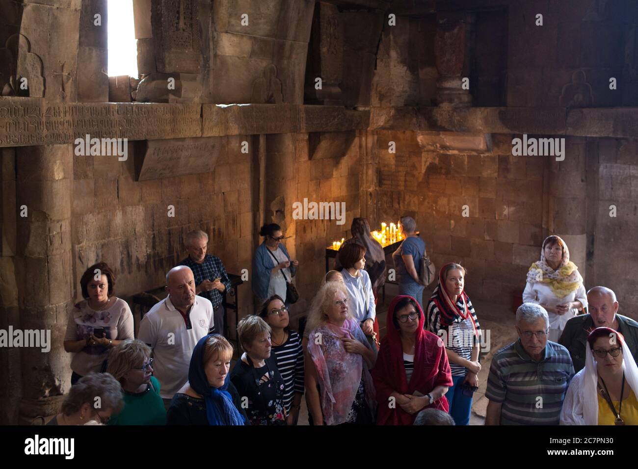 Les touristes et les visiteurs ont accès à des visites guidées autour de l'intérieur de Saint-Astvatsatsin à Khor Virap pendant que les prêtres font leurs affaires quotidiennes. Arménie Banque D'Images