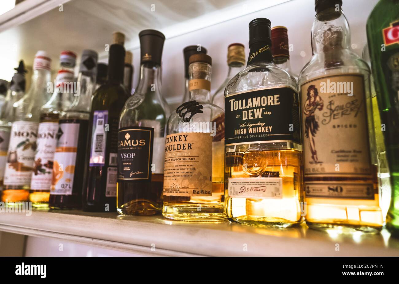 étagère avec boissons alcoolisées fortes, dont whisky, cognac et rhum. Banque D'Images