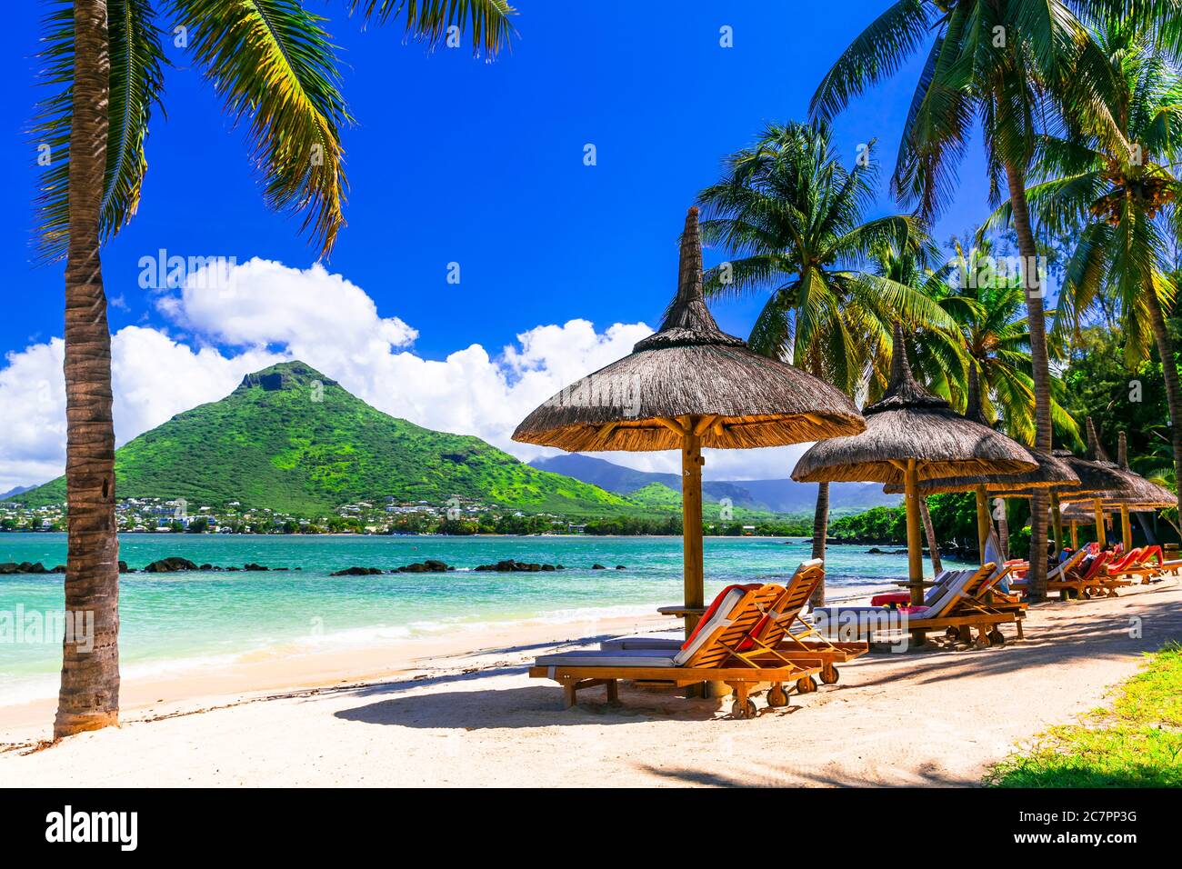 Vacances relaxantes dans un paradis tropical. Île Maurice. Plage de Flic en Flac, vue sur la montagne de Tamarin Banque D'Images