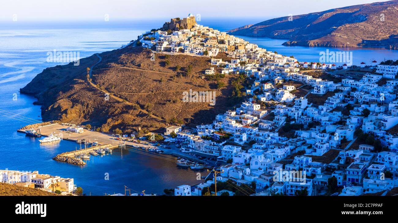 Grèce traditionnelle - magnifique île d'Astypalea.Dodécanèse. Vue sur le village de Chora au coucher du soleil Banque D'Images
