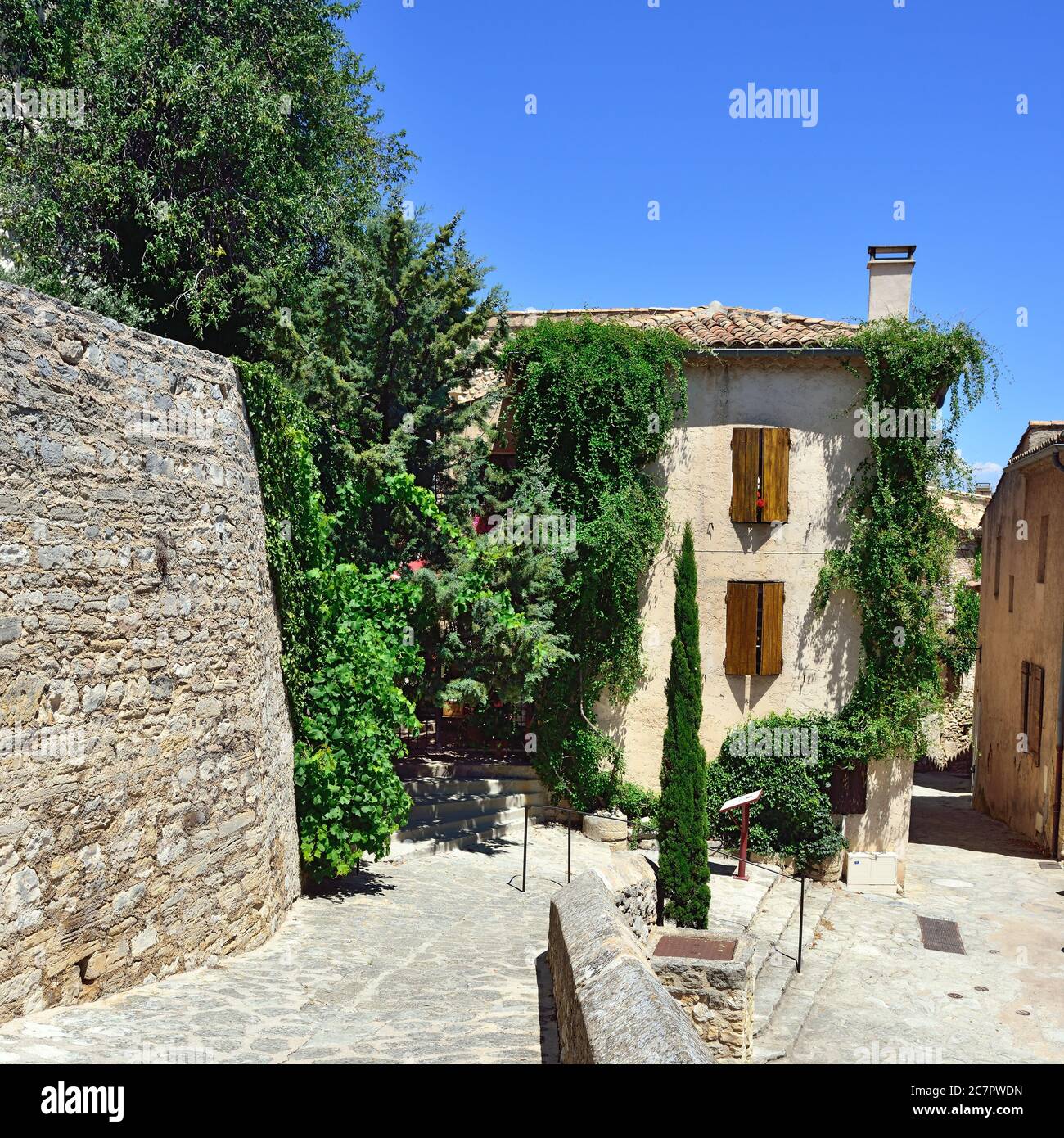 Rue dans le beau village médiéval le Barroux, Provence, France Banque D'Images