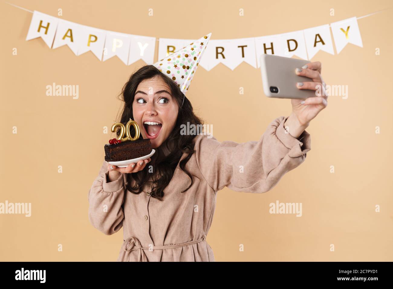 Image D Une Femme Excitee Prenant Selfie Sur Un Telephone Portable Avec Gateau D Anniversaire Isole Sur Fond Beige Photo Stock Alamy Image D Une Femme Excitee Prenant Selfie Sur Un Telephone Portable Avec Gateau D Anniversaire Isole Sur Fond Beige Photo Stock Alamy