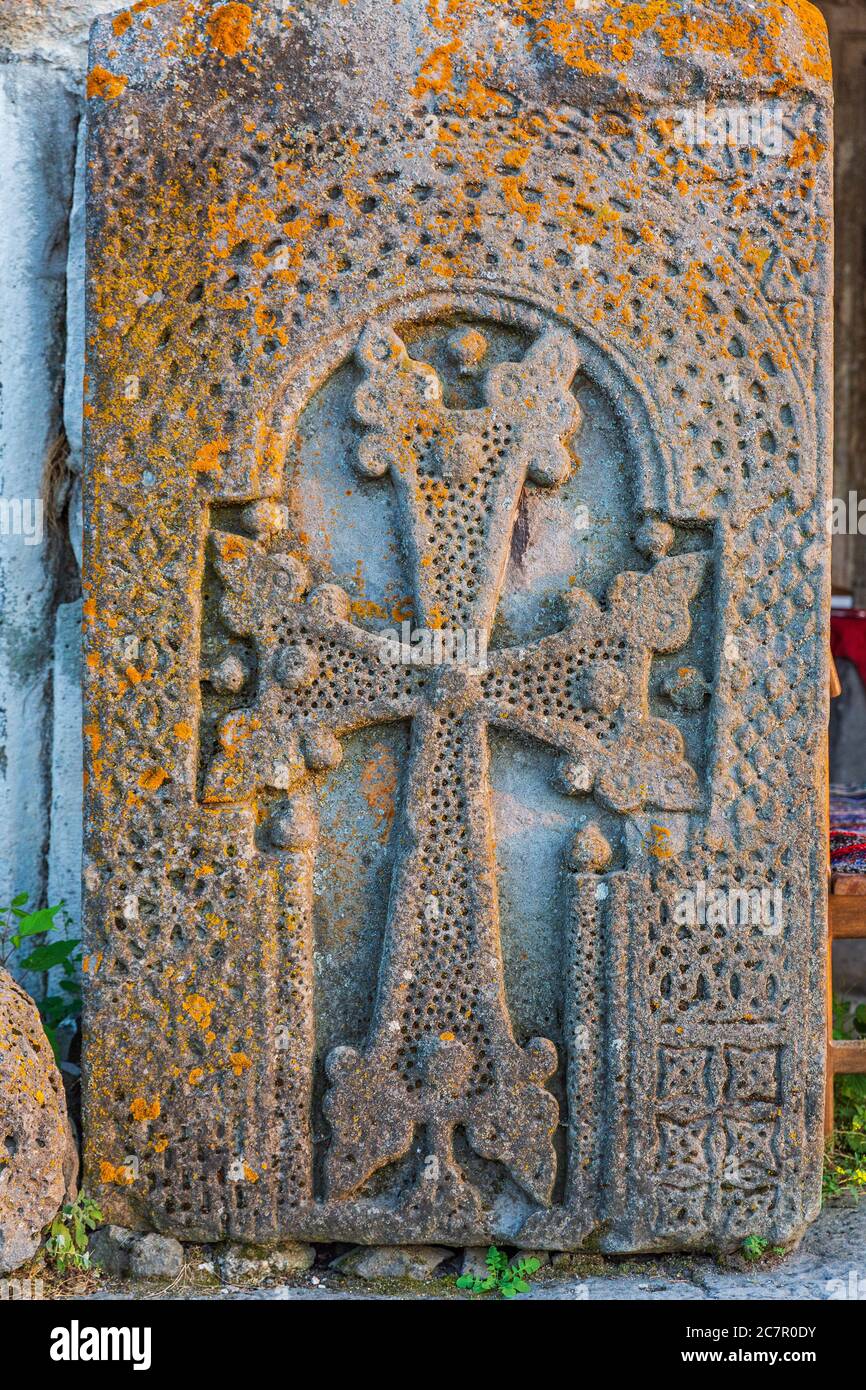 La croix chrétienne religieuse arménienne Khachkar tombe en Europe orientale Banque D'Images