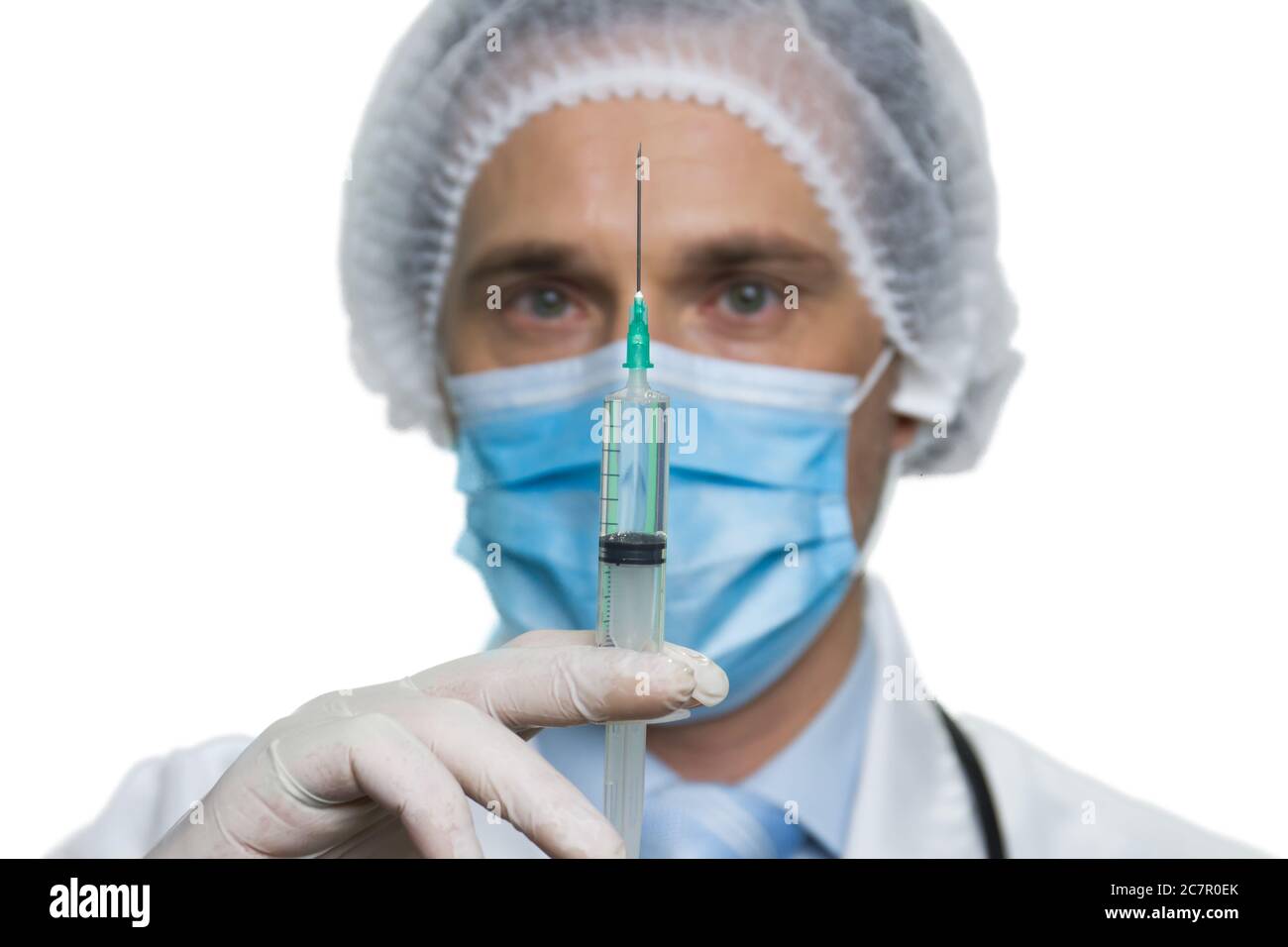 Médecin sérieux tenant la seringue avec des gants en latex. Banque D'Images