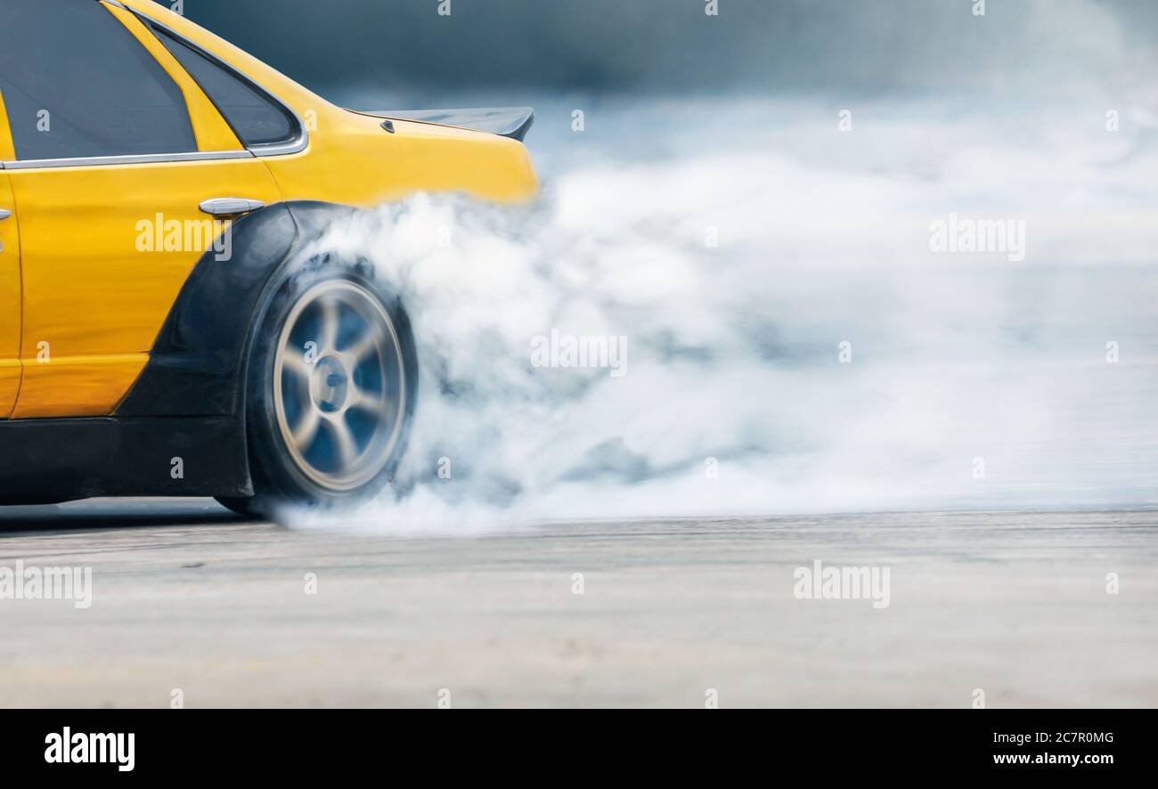 Course dérive voiture brûlante pneus sur piste de vitesse Banque D'Images
