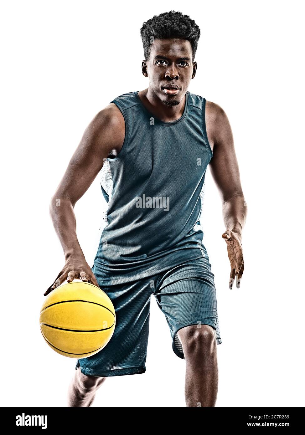 un jeune joueur africain de basket-ball en studio isolé sur fond blanc Banque D'Images