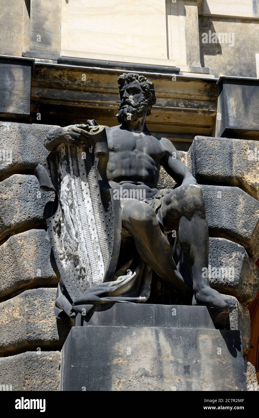 Ancienne sculpture à Dresde, État de Saxe en Allemagne. Architecture classique de style baroque. Banque D'Images