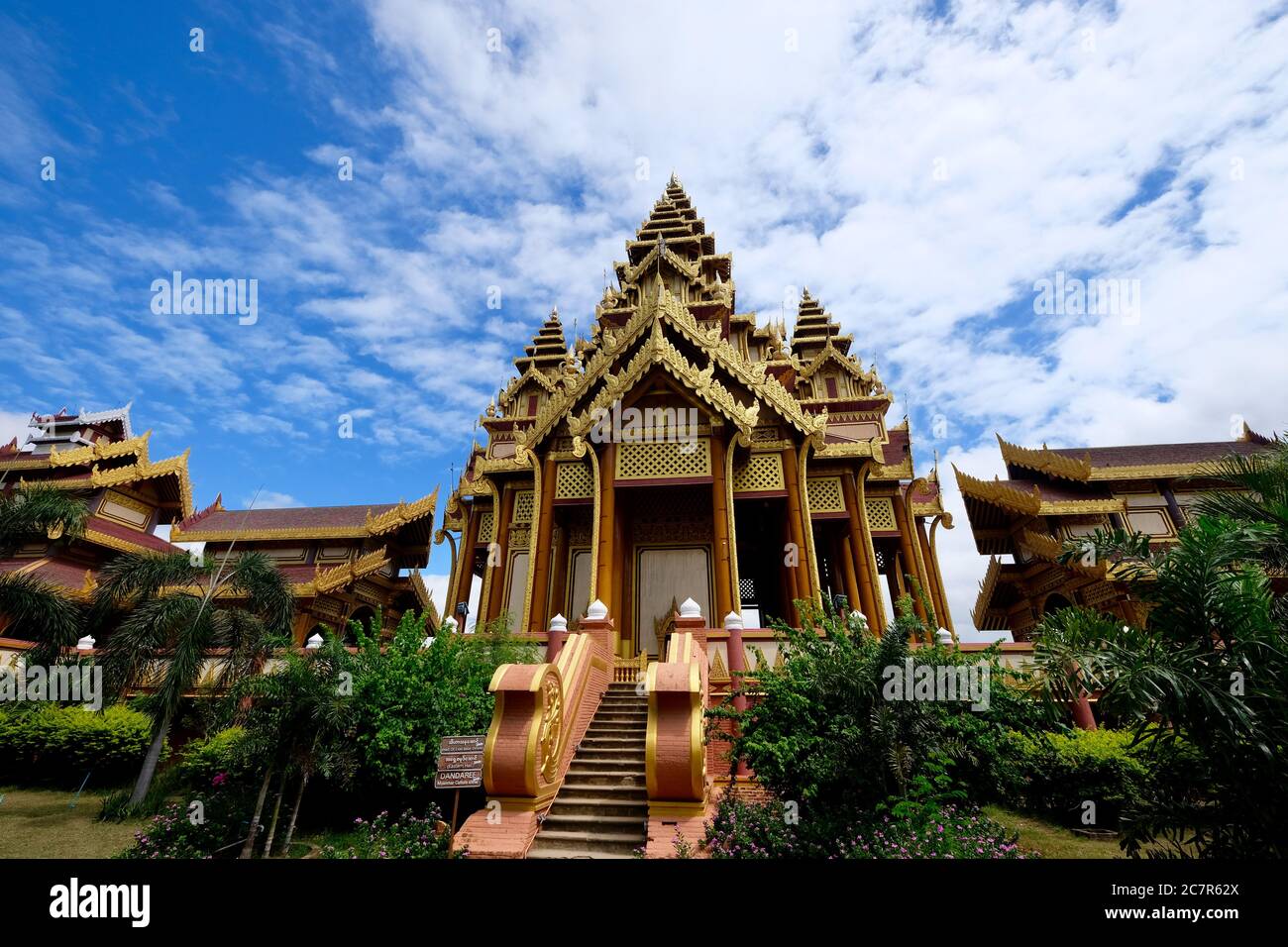 Magnifique salle Pyinsapathada du Palais d'Or de Bagan. Ciel bleu ensoleillé avec nuages blancs. Grand angle Banque D'Images