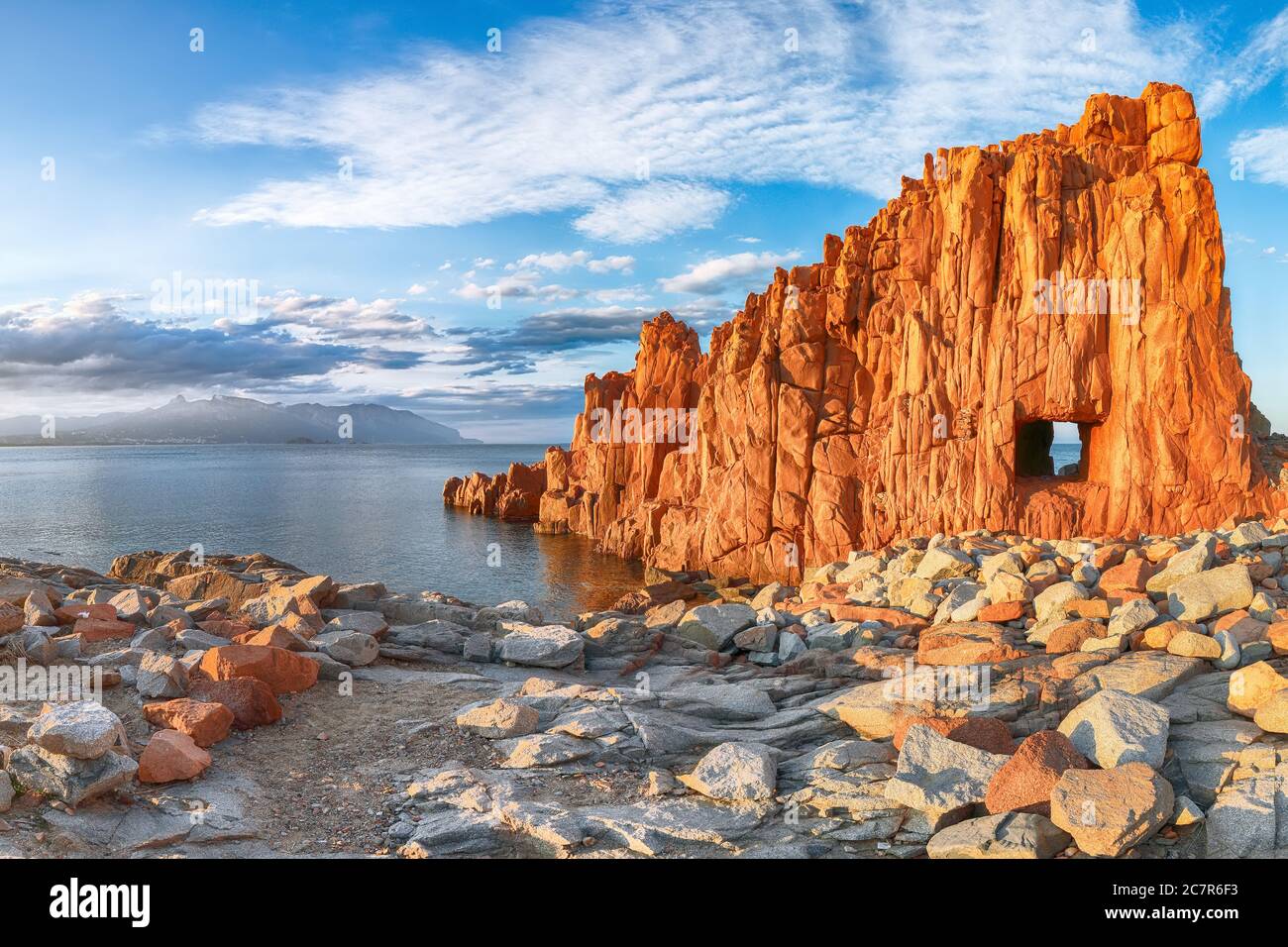 Vue magnifique sur les Red Rocks (appelée « Rocce Rosse ») à Arbatax. Lieu: Arbatax, province d'Ogliastra, Capo Bellavista, Sardaigne, Italie, Euro Banque D'Images