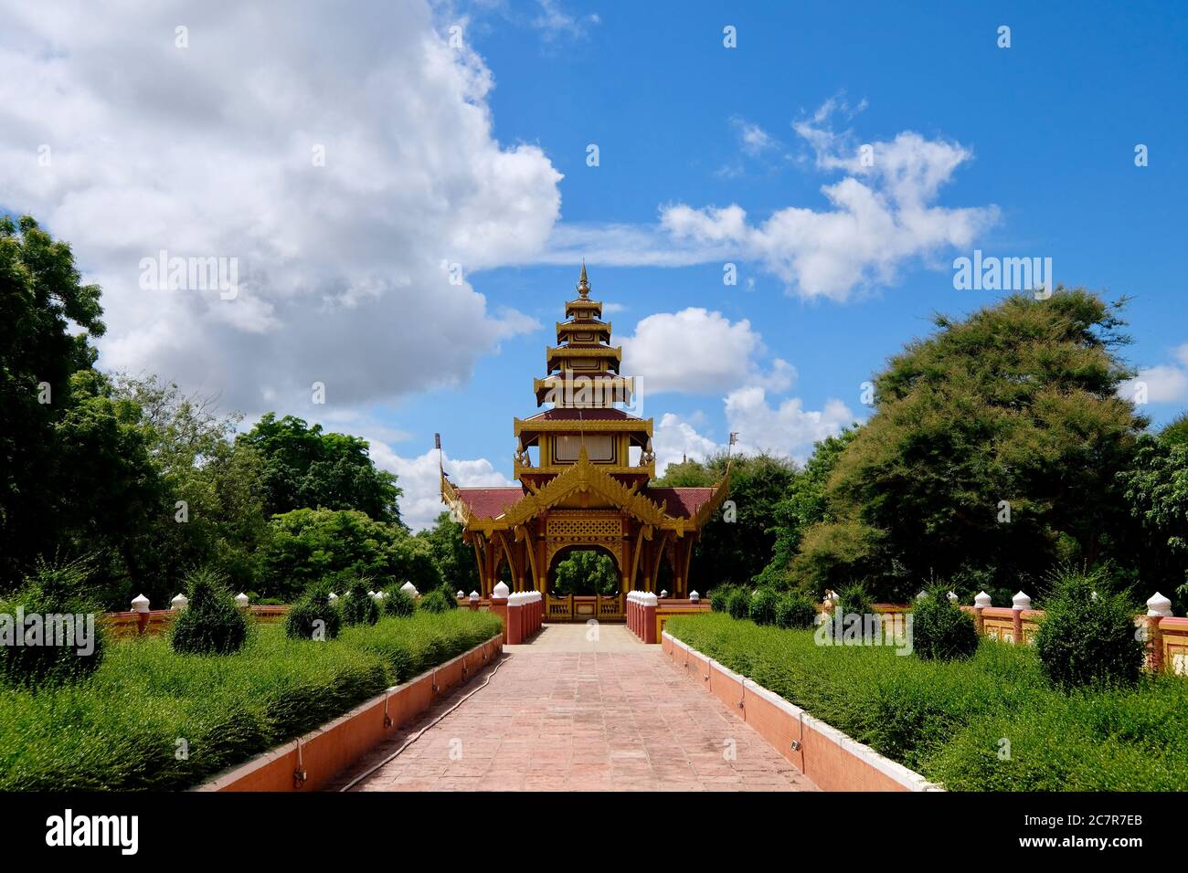 Chemin vers le Beiktheik Hall du Palais d'Or de Bagan. Ciel bleu ensoleillé avec nuages blancs. Perspective Banque D'Images