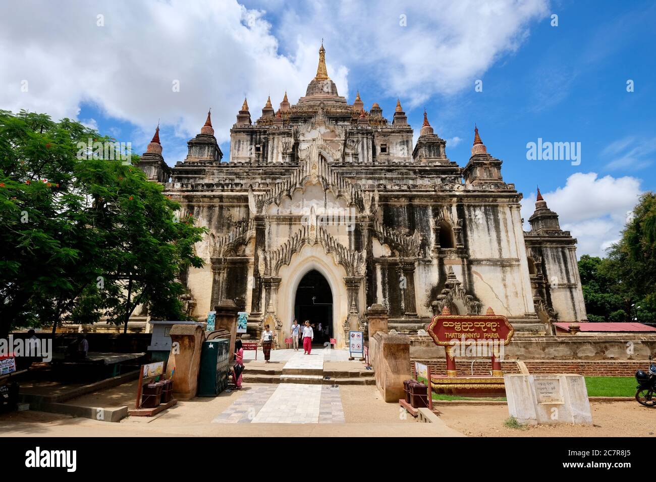 Façade du temple de Thatbyinnyu sous ciel bleu ensoleillé nuages blancs. Le plus haut pahto de Bagan. Les habitants et les touristes qui y sont venus et qui s'y rendent Banque D'Images