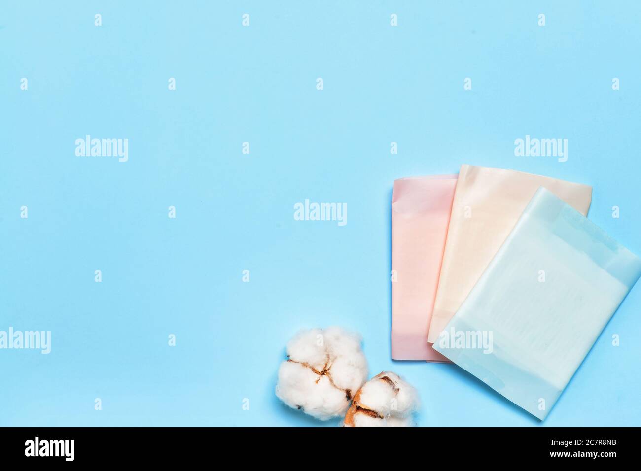 Tampons menstruels en coton sur fond coloré Banque D'Images