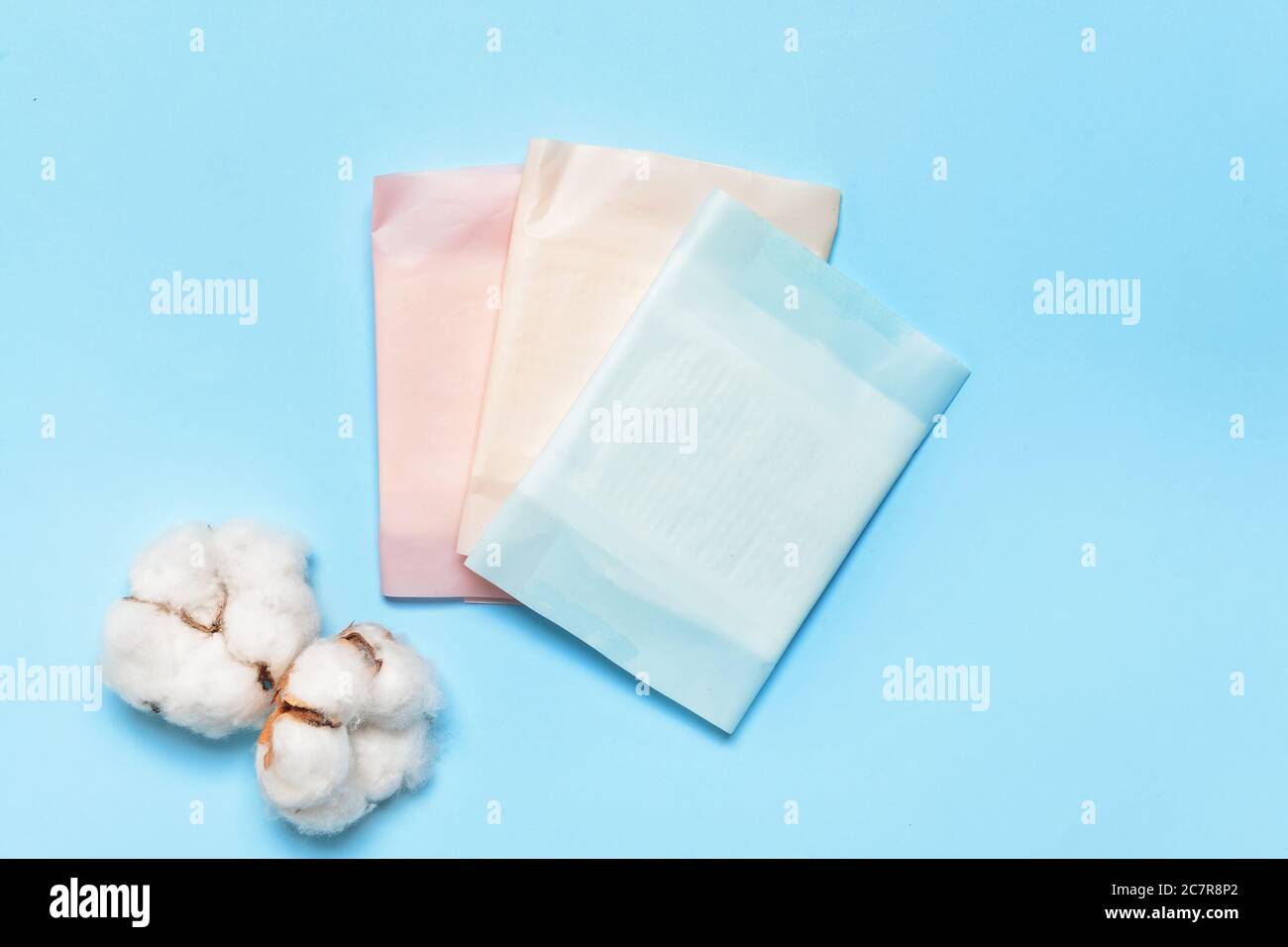 Tampons menstruels en coton sur fond coloré Banque D'Images