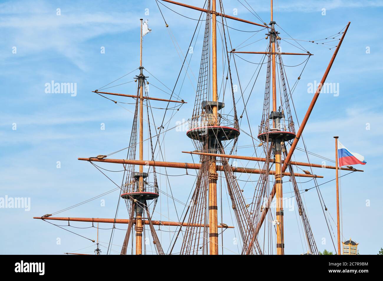 Mât de voile du navire. Bateau à voile mât supérieur principal avec corneilles nid. Ancien navire de guerre frégate Banque D'Images