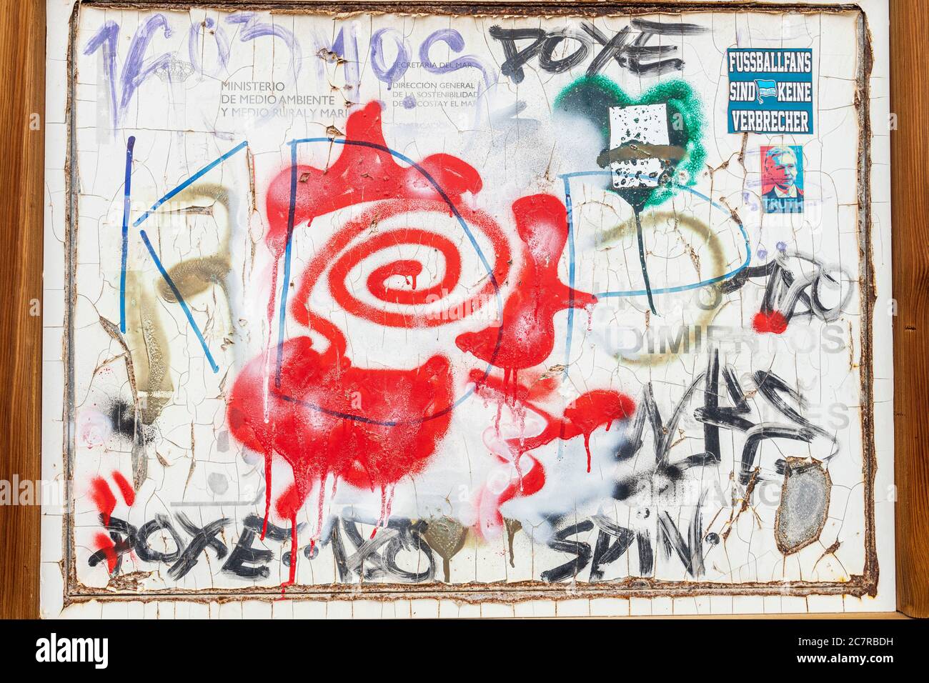 Grafitti et autocollants sur un signe blanchi au soleil créent un motif abstrait à Playa San Juan, Tenerife, Iles Canaries, Espagne Banque D'Images