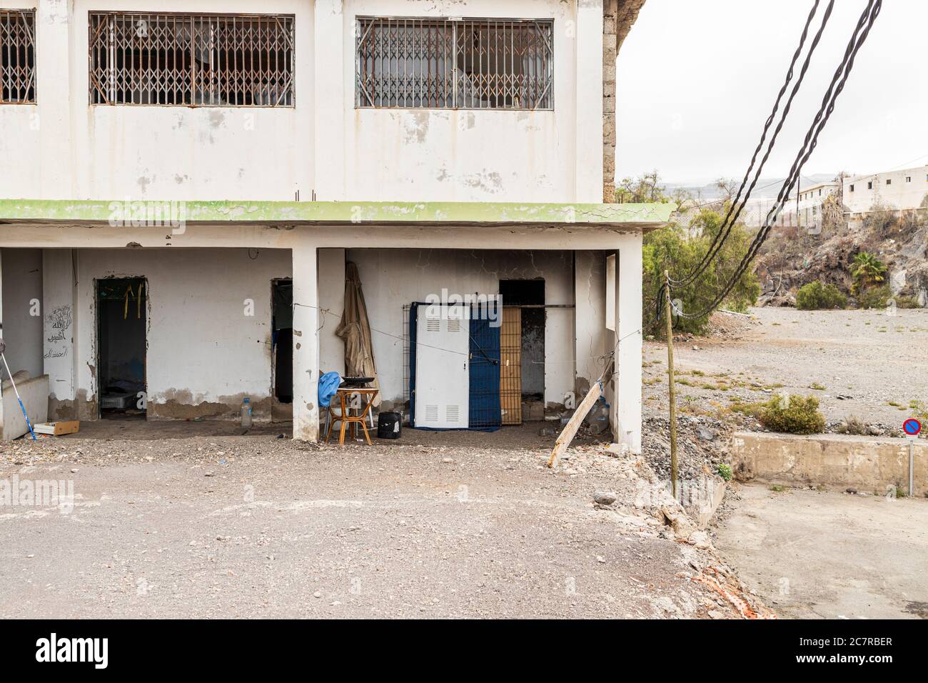 Ancien bâtiment de restaurant abandonné dû être démoli pour le réaménagement comme appartements à Playa San Juan, Tenerife, îles Canaries, Espagne Banque D'Images