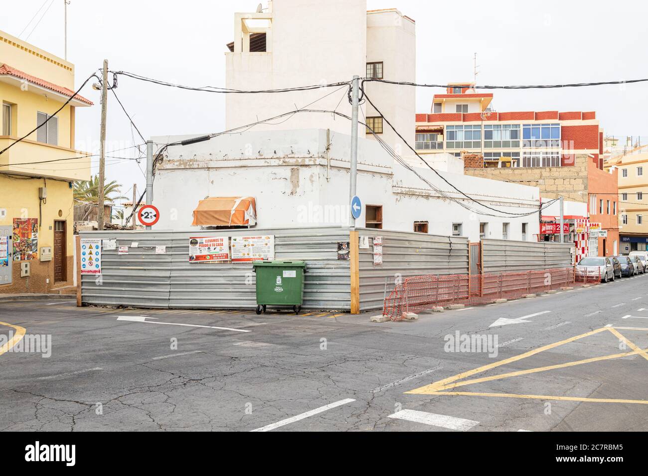 Ancien bâtiment abandonné clôturé en raison de travaux de démolition pour réaménagement à Playa San Juan, Tenerife, Iles Canaries, Espagne Banque D'Images