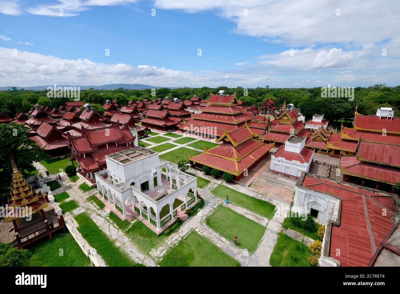 Vue panoramique sur le palais royal de Mandalay. Bâtiments rétro rouges et dorés et pelouse sous ciel bleu ensoleillé nuages blancs. Grand angle Banque D'Images