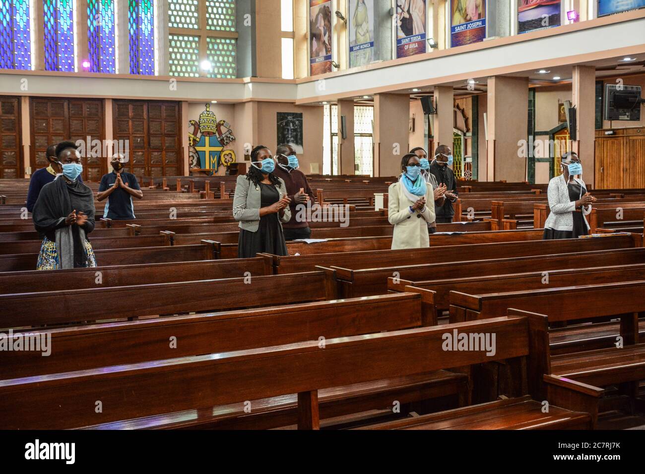 Nairobi, Kenya. 18 juillet 2020. Les congrégants chrétiens assistent à une messe à la basilique de la Sainte-famille, portant des masques et observent la distance sociale après la réouverture des églises dans le pays, en raison de la pandémie de COVID-19. Les personnes de moins de 13 ans et celles de plus de 58 ans n'étaient pas autorisées à assister à une masse qui n'a pas vu plus de 100 congrégants. Le Kenya a enregistré jusqu'à présent 12,750 cas de coronavirus, 4,440 cas de récupération et 225 décès. Crédit : SOPA Images Limited/Alamy Live News Banque D'Images