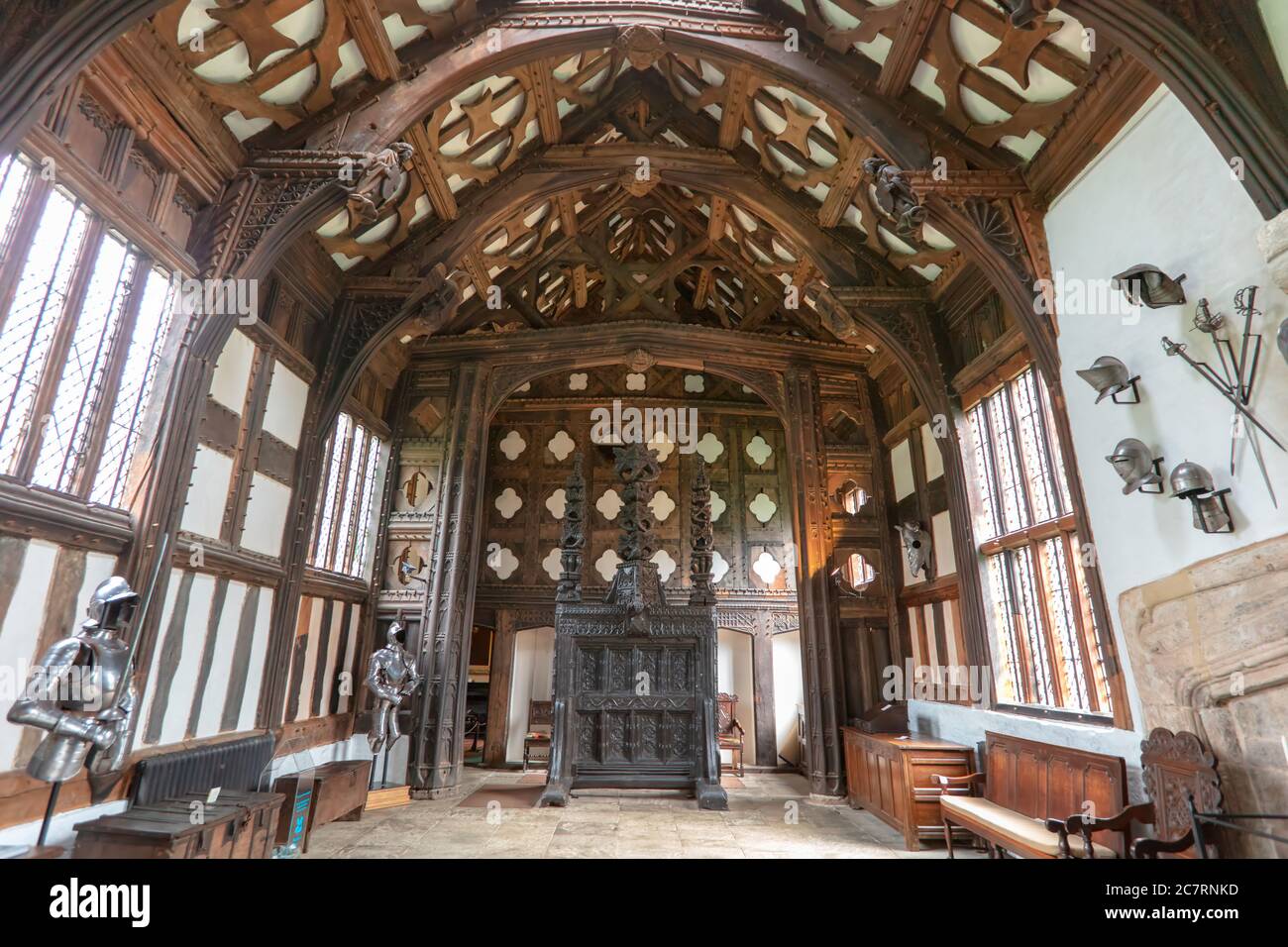 Intérieur du Grand Hall de Rufford Old Hall. Le toit est construit avec huit poutres en forme de hammerbeams en bataille soutenues par des accolades. Banque D'Images