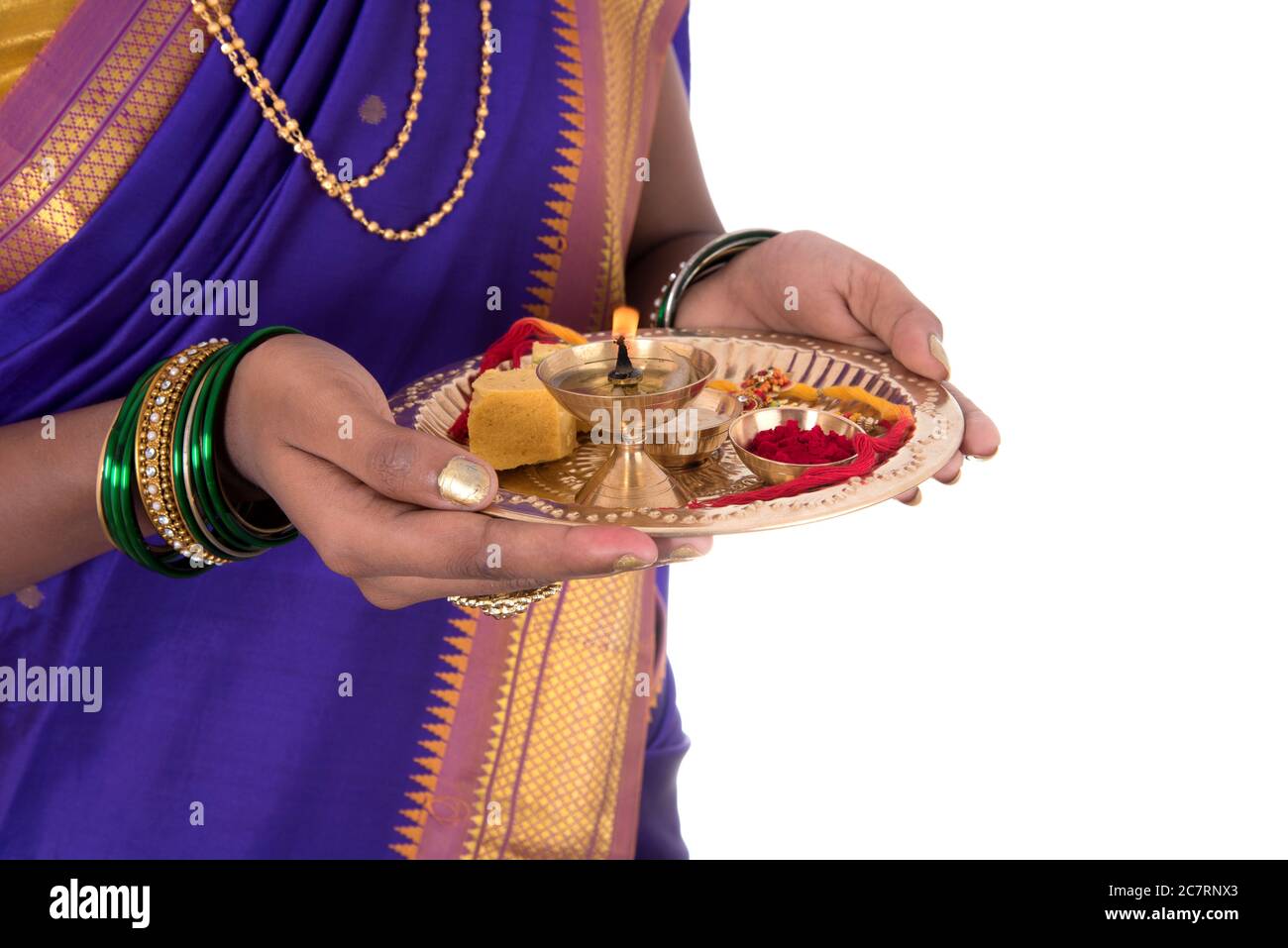 Femme indienne qui exécute le culte, portrait d'une belle jeune femme avec pooja thali isolé sur fond blanc Banque D'Images