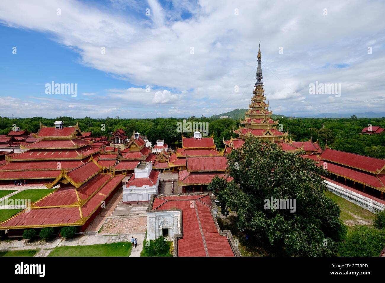 Vue panoramique sur le palais royal de Mandalay. Bâtiments rétro rouges et dorés et pelouse sous ciel bleu ensoleillé nuages blancs. Grand angle Banque D'Images